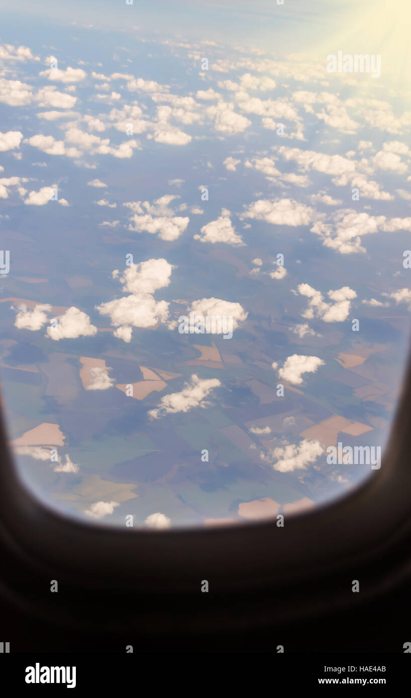 Erde und weiße Wolken aus Flugzeugfenster Stockfoto