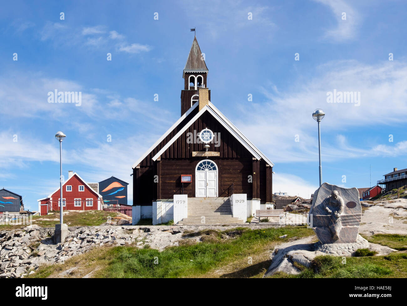 Fischer Skulptur außerhalb des 18. Jahrhunderts Zions Kirke oder Zion Kirche, Ilulissat (jakobshavn), Grönland Stockfoto