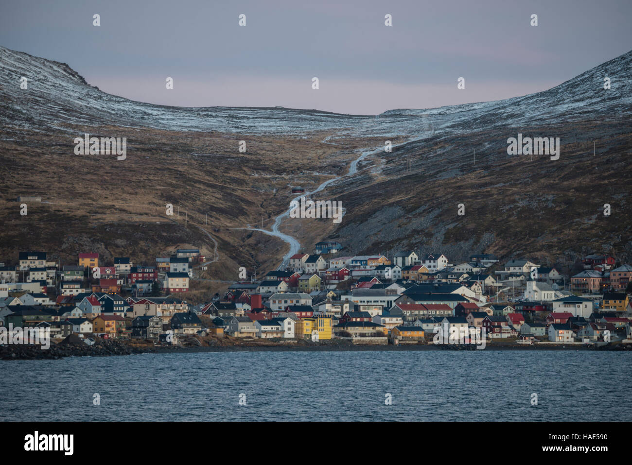 Nahende Honningsvag aus dem Meer, Nord-Norwegen. Stockfoto