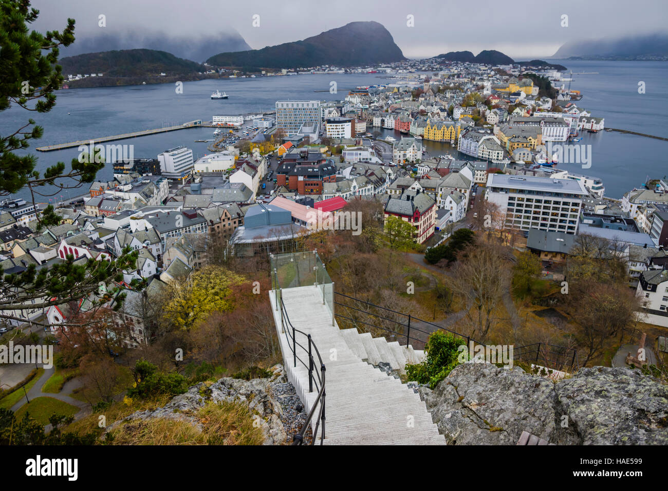 Aussichtspunkt mit Blick auf Alesund Stadtzentrum, Norwegen. Stockfoto