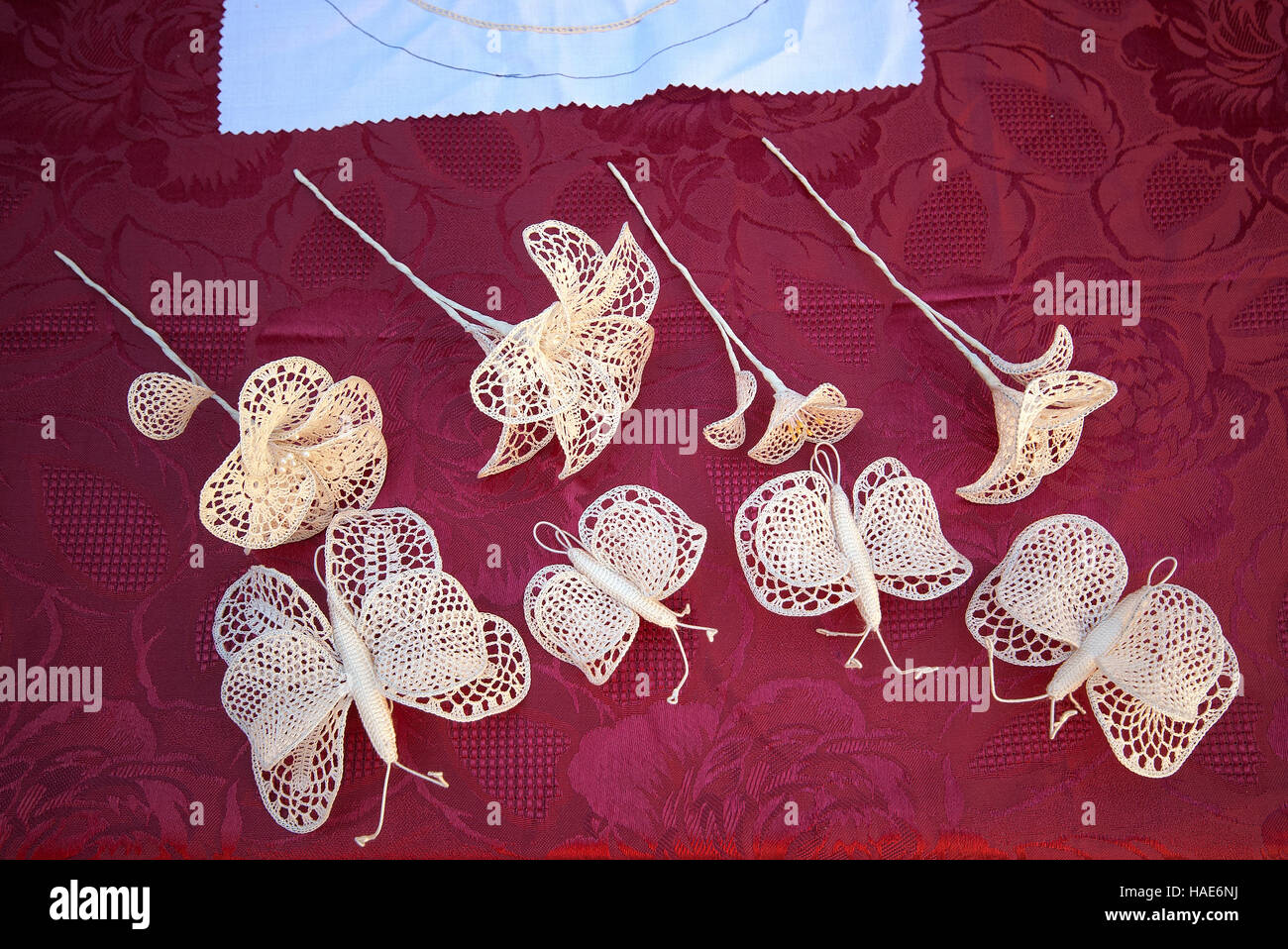 Blumen und Butterfllies, die mit Stickerei auf Tüll, Technik der Ars Panicalensis, Panicale, Umbrien, Italien Stockfoto