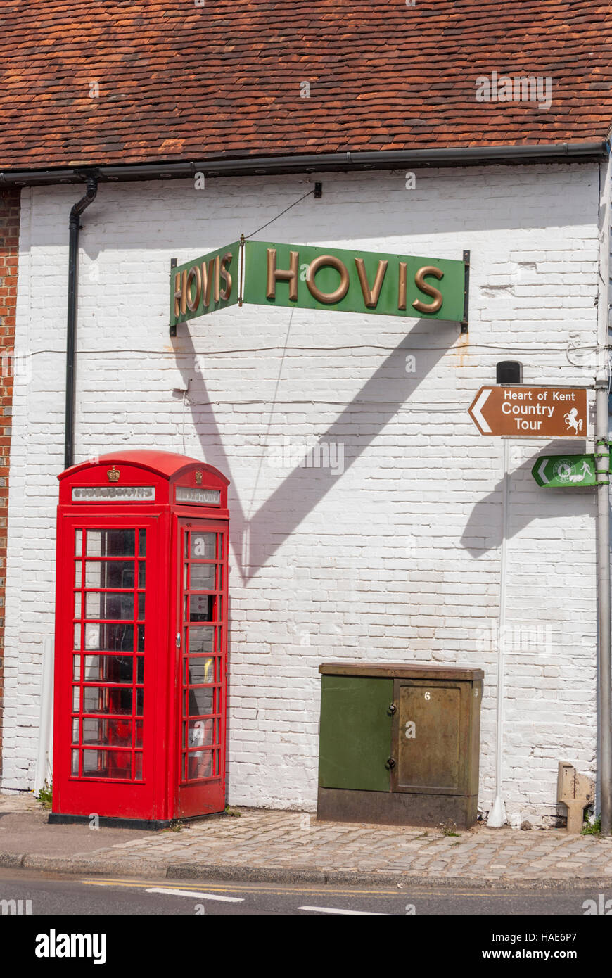 Rote Telefonzelle und Hovis Werbung anmelden Yalding Dorf in Kent. Stockfoto