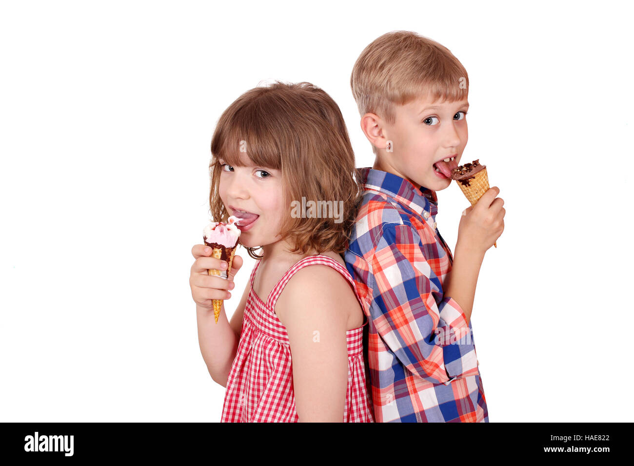 kleine Mädchen und jungen Eis essen Stockfoto