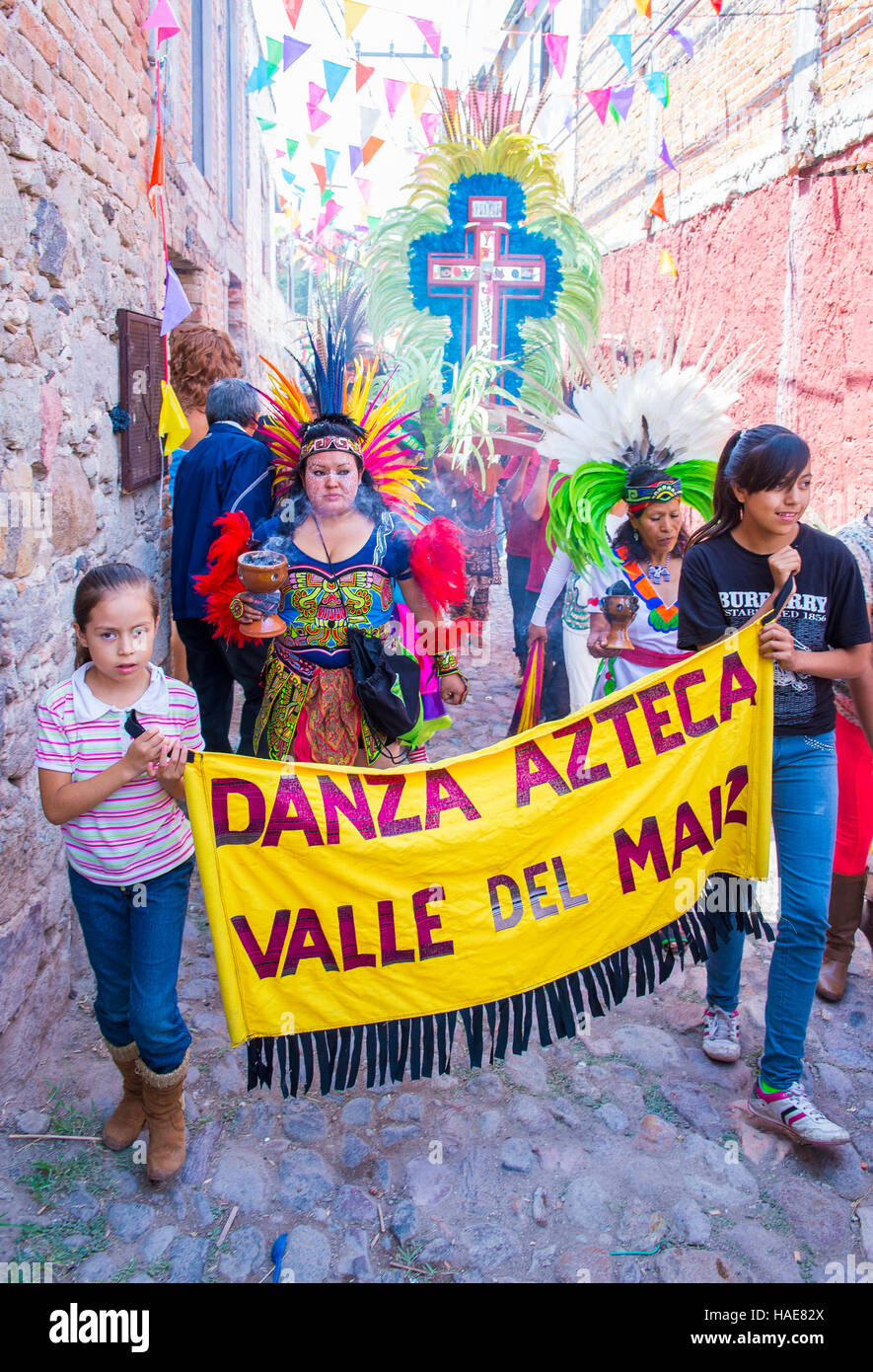 Indianer mit Tracht teilnehmen, bei den Festspielen von Valle del Maiz in San Miguel de Allende, Mexiko. Stockfoto