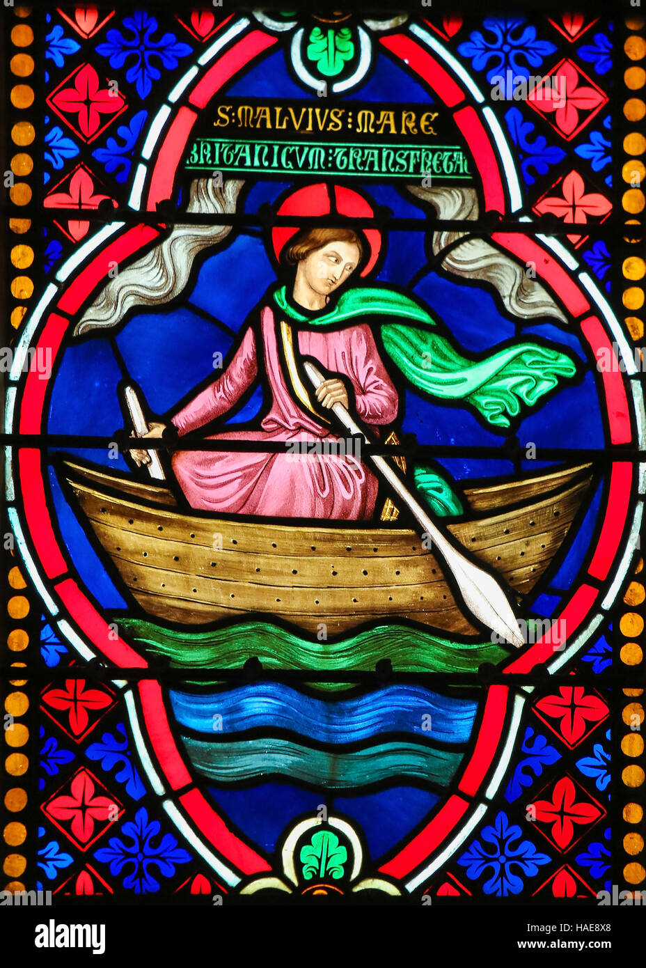 Glasfenster in der Kathedrale von Bayeux, Frankreich, von Saint-Manveus oder Manvieu, 5. Jahrhundert Bischof von Bayeux, in einem Boot rudern nach England Stockfoto
