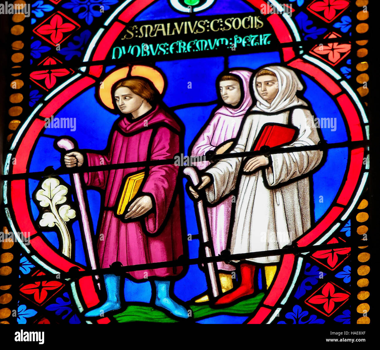 Glasfenster in der Kathedrale von Bayeux, Frankreich, von Saint-Manveus oder Manvieu, 5. Jahrhundert Bischof von Bayeux. Stockfoto