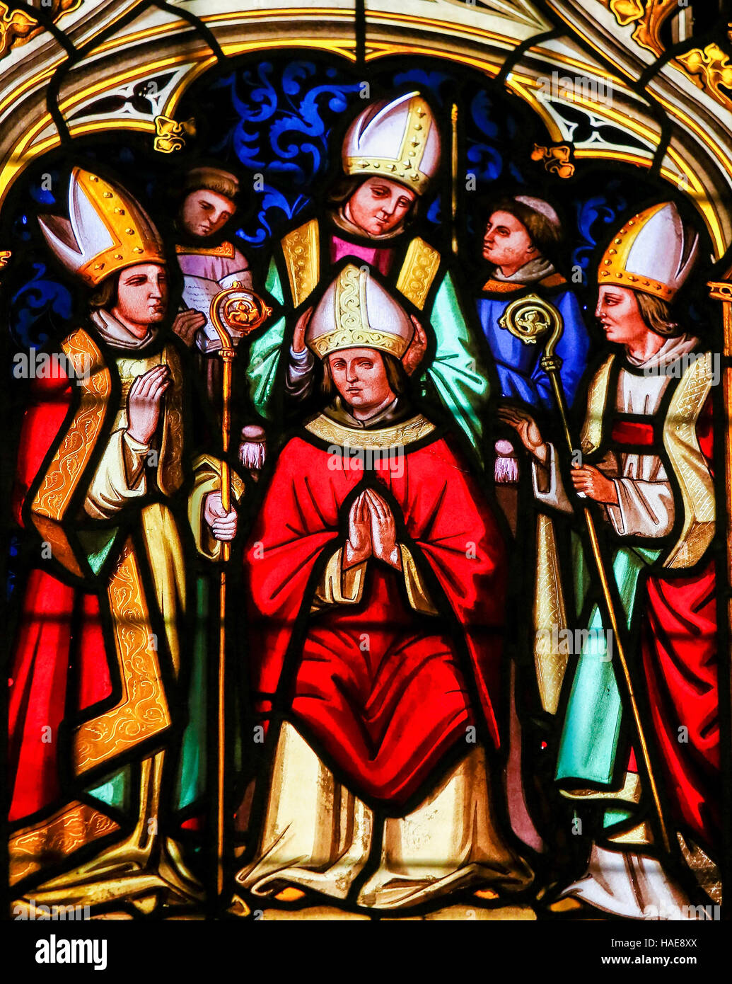 Glasfenster in der Kathedrale von Bayeux, Frankreich, Darstellung Saint Vigor (gest. ca. 537 n. Chr.), ein französischer Bischof und Missionar. Stockfoto