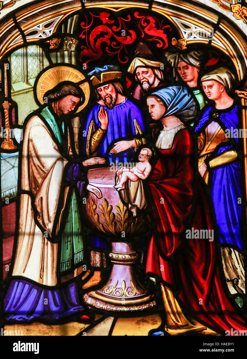Glasfenster in der Kathedrale von Bayeux, Frankreich, Darstellung Saint Vigor (gest. ca. 537 n. Chr.), ein französischer Bischof und Missionar, baptizin Stockfoto