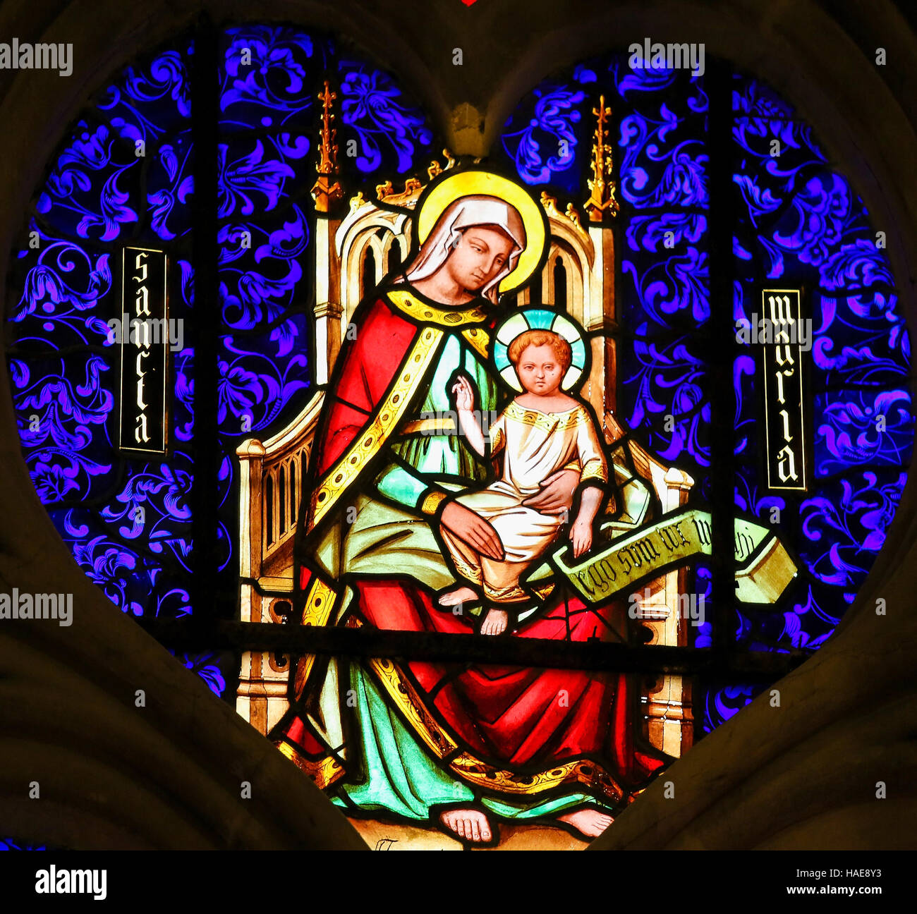 Glasfenster in der Kathedrale von Bayeux, Frankreich, Darstellung Mutter Mary mit dem Jesuskind Stockfoto