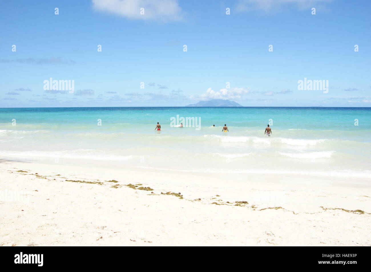 Strandurlaub auf den Seychellen. Tropischer Strand Anse Beau Vallon, Mahé, Seychellen, Afrika, Indischer Ozean Stockfoto