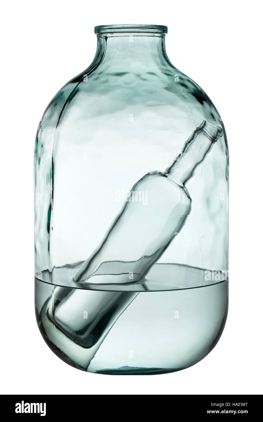 Leere Flasche in Glas isoliert auf weiss. Stockfoto