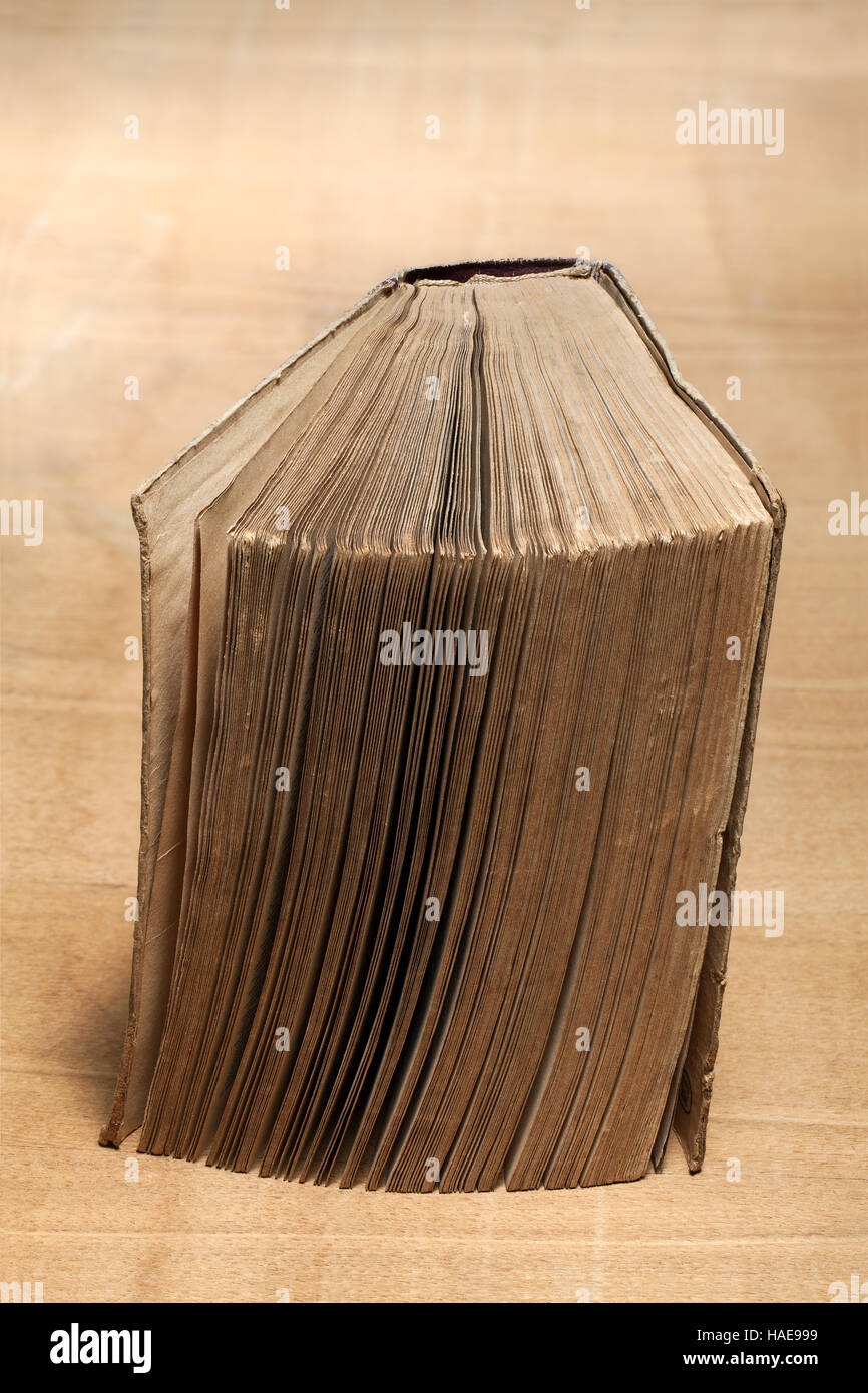 Altes Buch auf einem Holztisch. Stockfoto