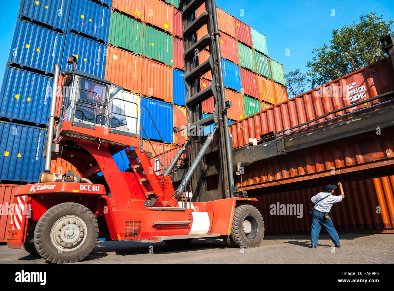 Arbeiter, die Container für den Versand am Containerterminal des Hafens von Jakarta in Tanjung Priok, North Jakarta, Jakarta, Indonesien, arrangieren. Stockfoto