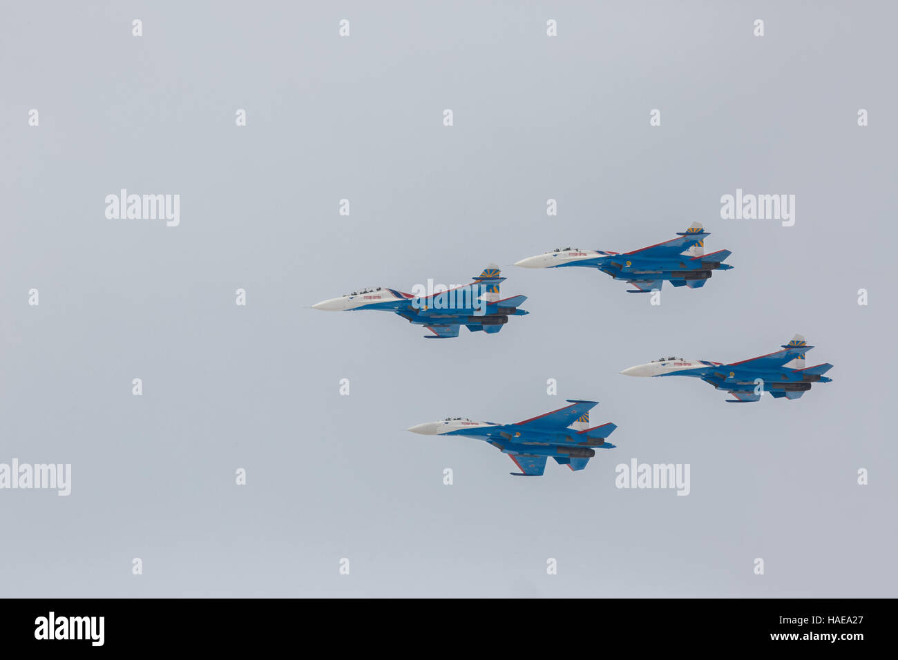 Kämpfer Suchoi Su-27 zeigen Kunstflug bei einer Airshow russische Ritter. Stockfoto