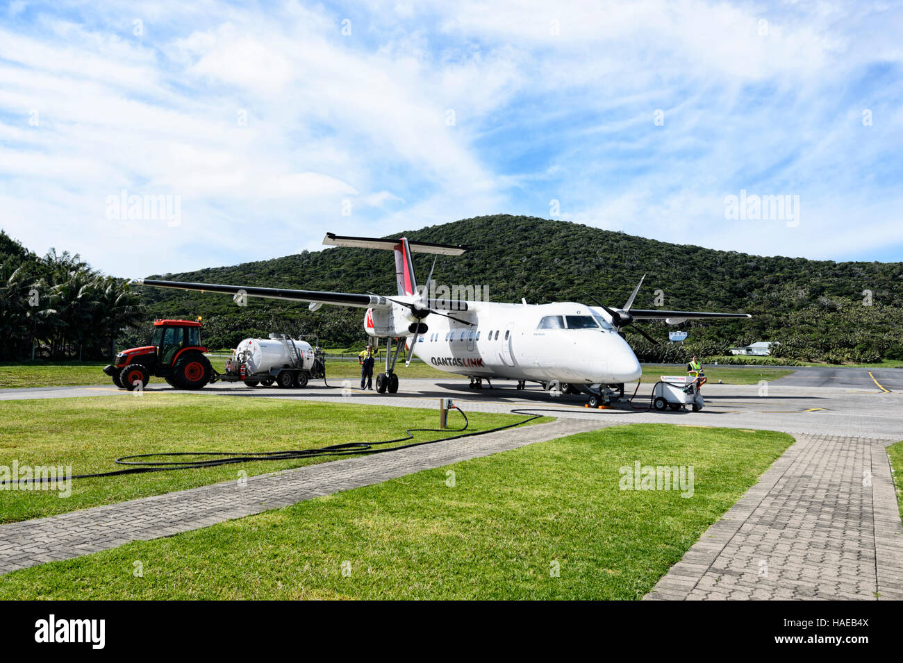 QantasLink de Havilland DHC-8 200 Serie DASH 8 Flugzeuge betankt wird auf Lord Howe Island Airport, New-South.Wales, Australien Stockfoto