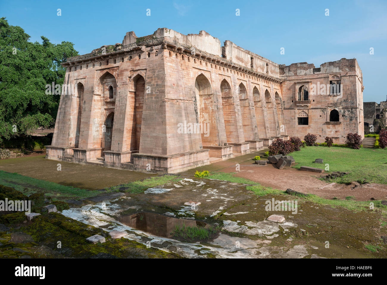 Hindola Mahal oder "Swinging Palace" ist ein großer Saal in der alten indischen Mandu Madha Pradesh. Stockfoto