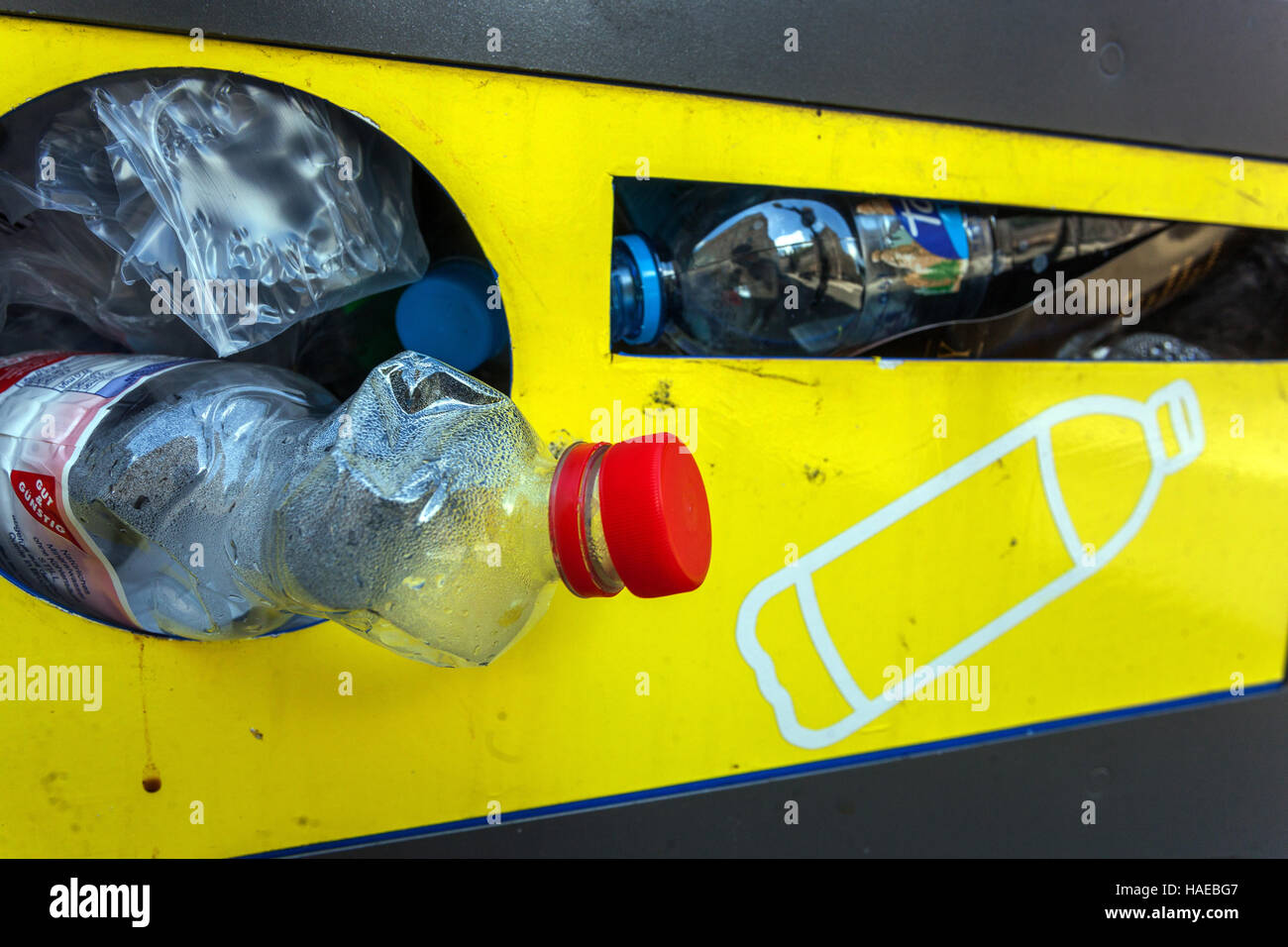 Behälter für gebrauchte PET-Flaschen für recycling, Tschechische Republik  Stockfotografie - Alamy