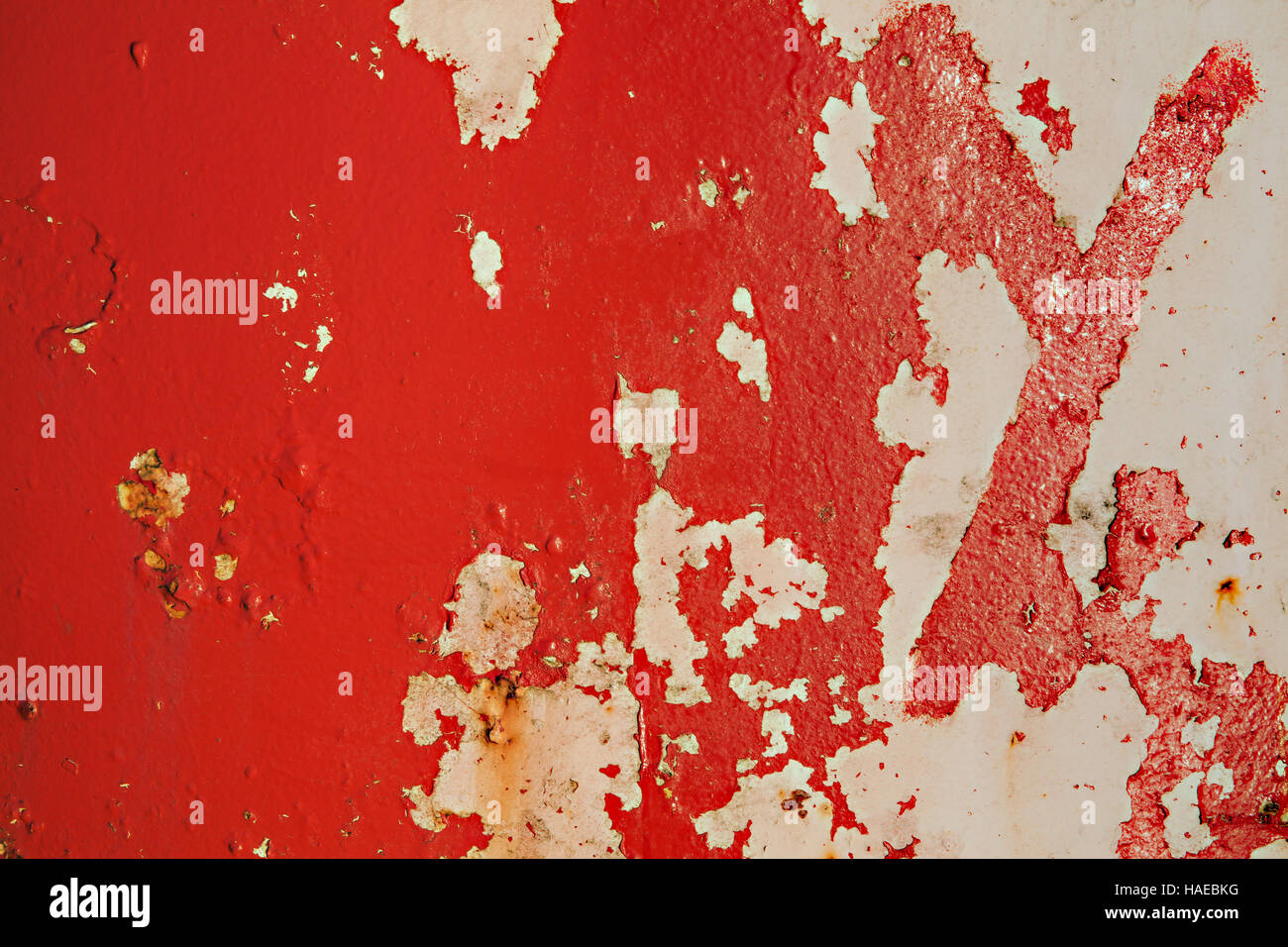 Texturierte Rot Metall Grunge Hintergrund mit peeling, distressed Farbe Rost und Verfall Stockfoto