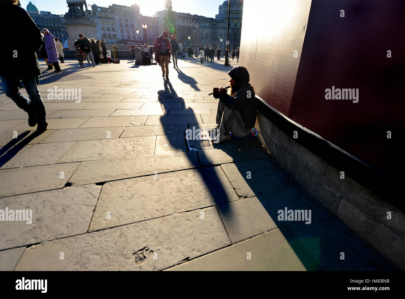 London, England, Vereinigtes Königreich. Obdachlosen Mann (möglicherweise) spielt des Recorders auf dem Trafalgar Square Stockfoto