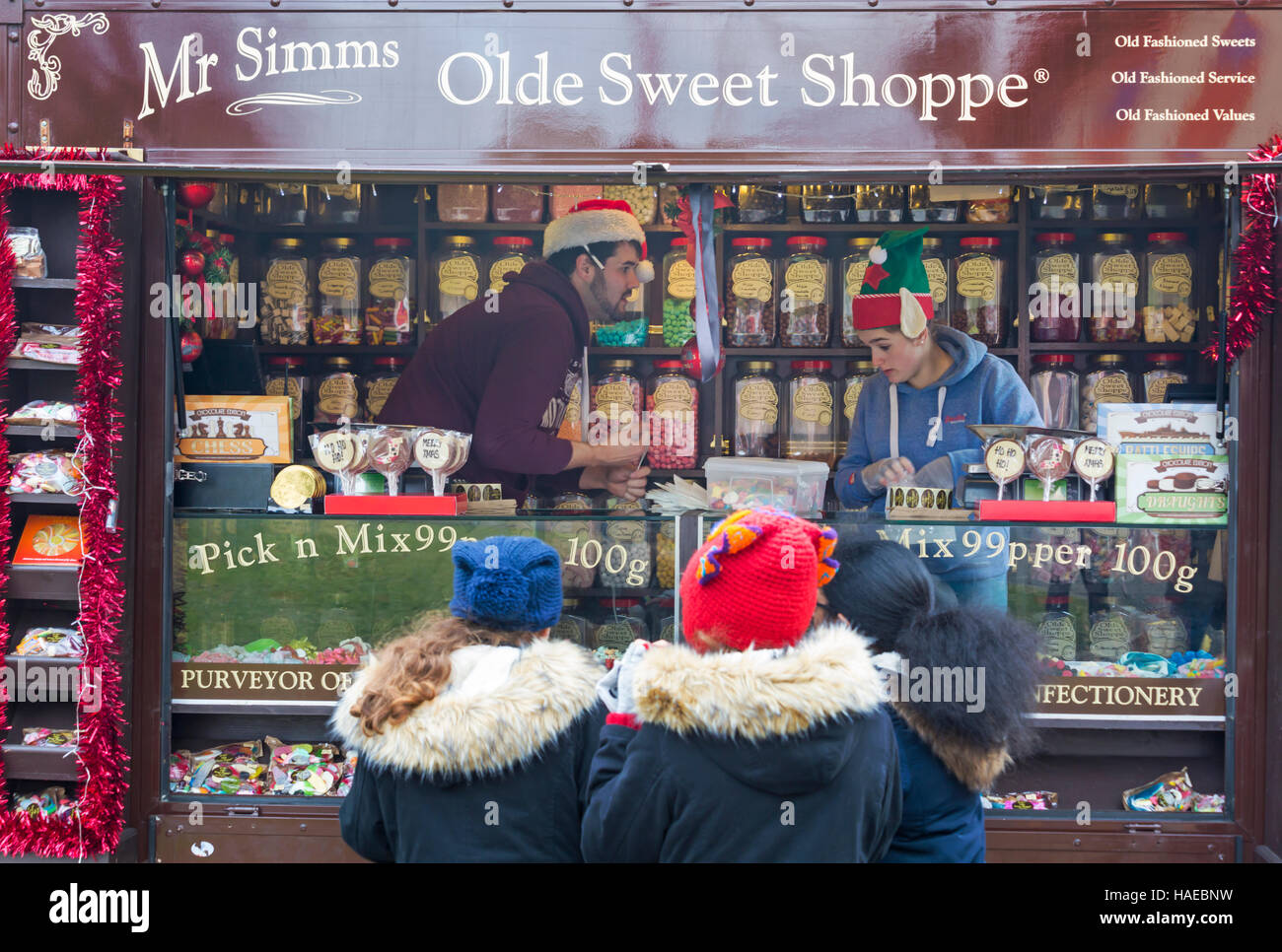 Herr Simms Olde Sweet Shoppe im Victorian Weihnachtsfest in Portsmouth Historic Dockyard, Portsmouth, Hampshire, England Großbritannien Stockfoto