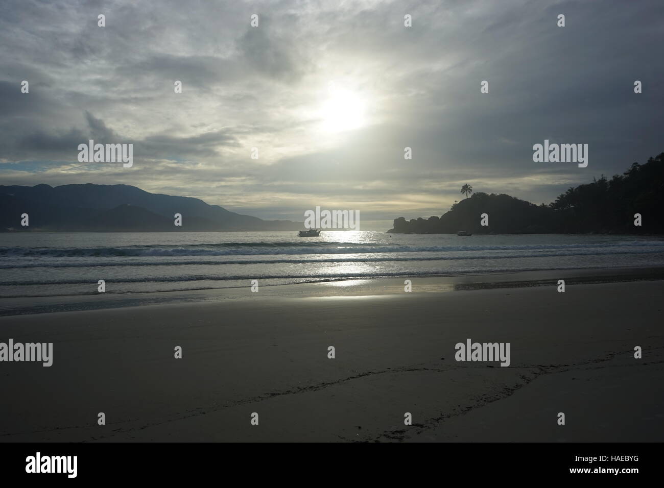 Sonnenaufgang in Aventureiro Strand, Ilha Grande, Brasilien Stockfoto