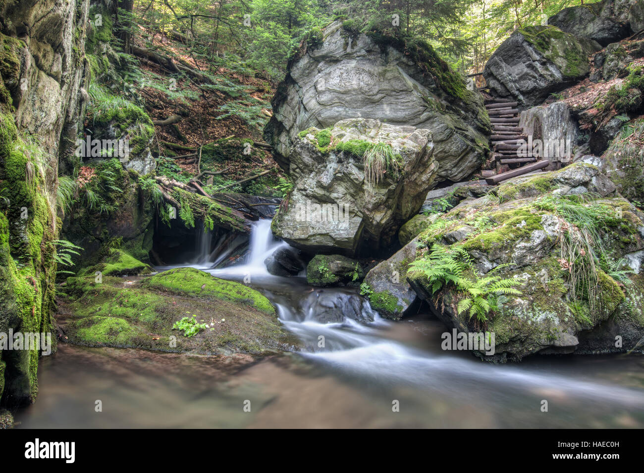 Stein Hüterin der Wasserfälle - bizarre Felsen auf der Bank von resov Wasserfall Stockfoto