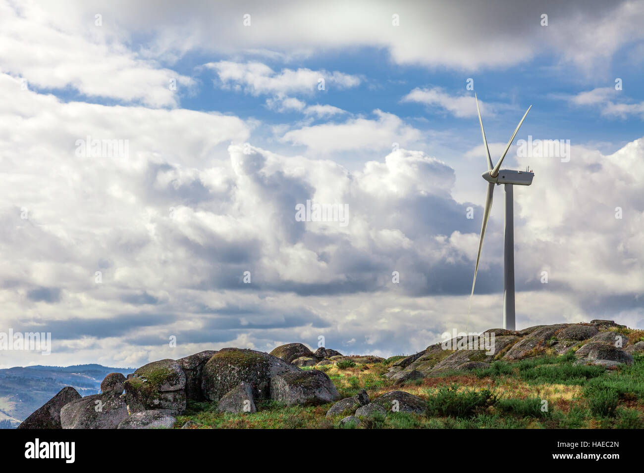 Wind-Turbine-Generator an der Spitze eines Hügels zur Herstellung von sauberer und erneuerbarer Energie in der Nähe von Fafe, Portugal Stockfoto