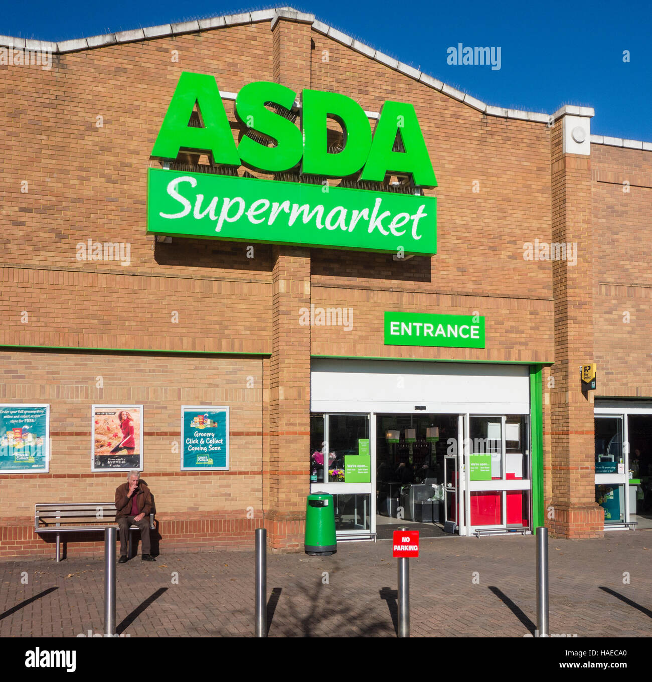 Eingang und Zeichen für ASDA Supermarkt speichern in Woking, Surrey, UK Stockfoto