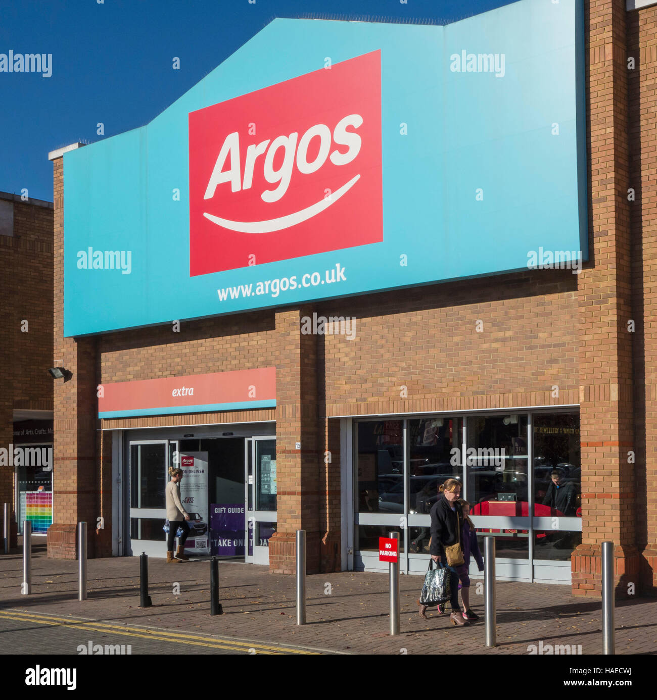 Eingang zum Argos Ladengeschäft in Woking, Surrey, UK Stockfoto