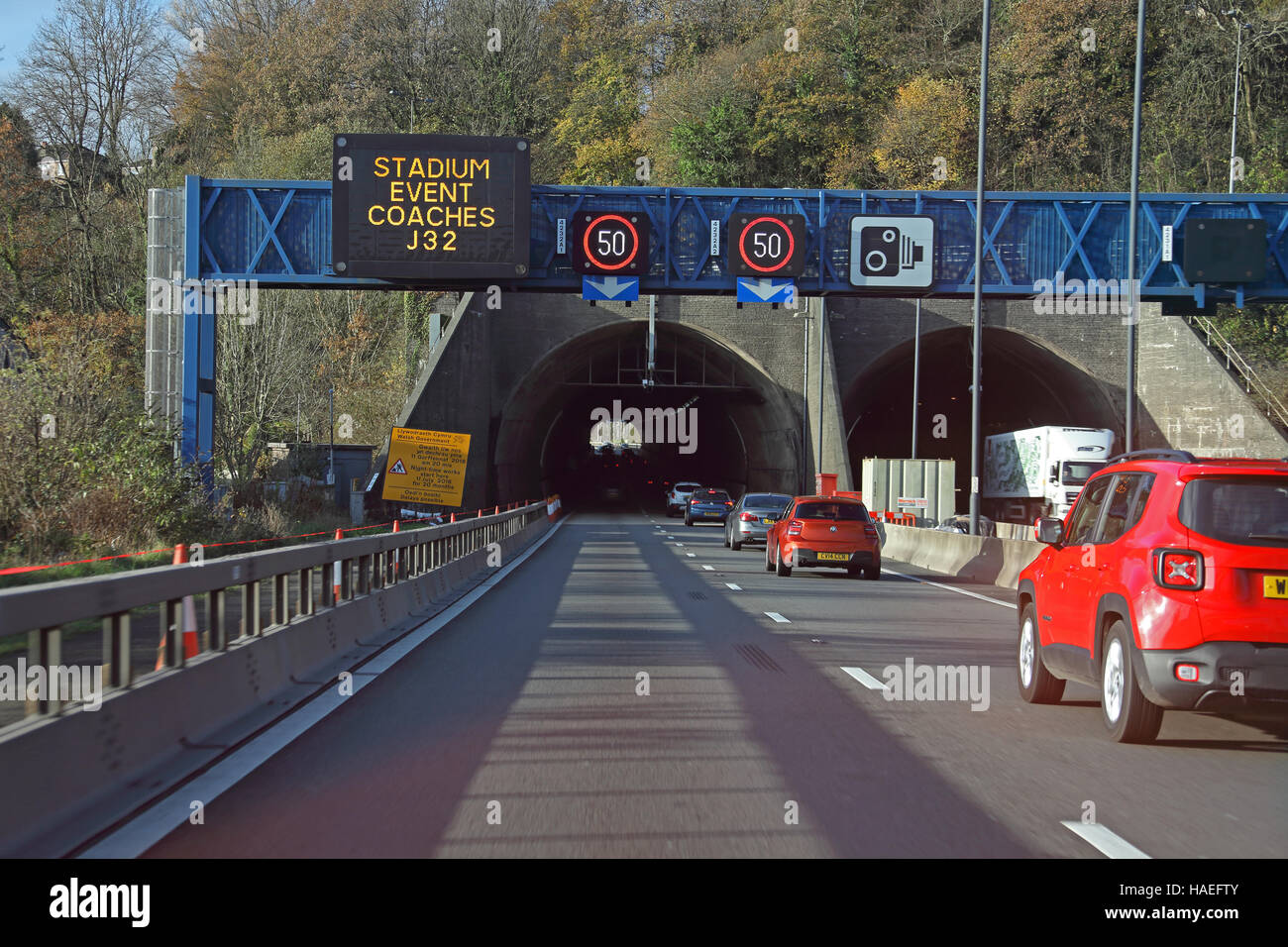 Mit Blick auf die westlich trug von der M4-Tunnel mit einer 50 km/h-Beschränkung und andere Zeichen an einem Portal über die zweispurige Straße Stockfoto