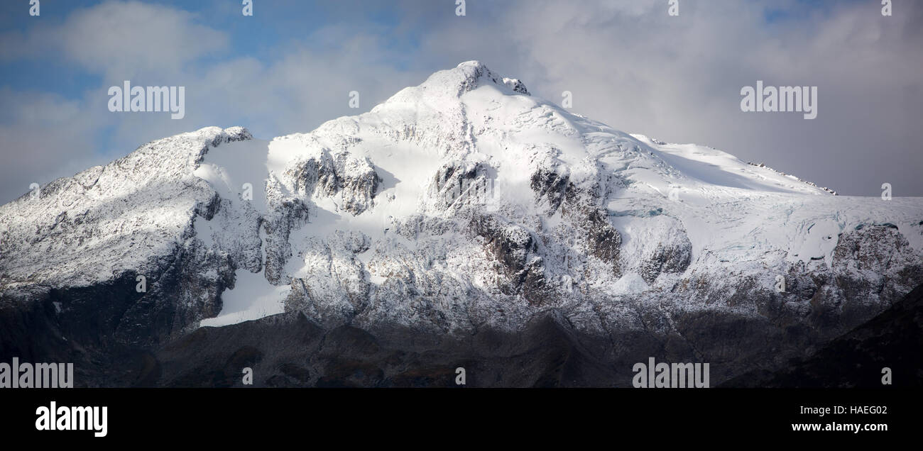 Panorama der schneebedeckten Berge umgeben die Stadt Skagway (Alaska). Stockfoto