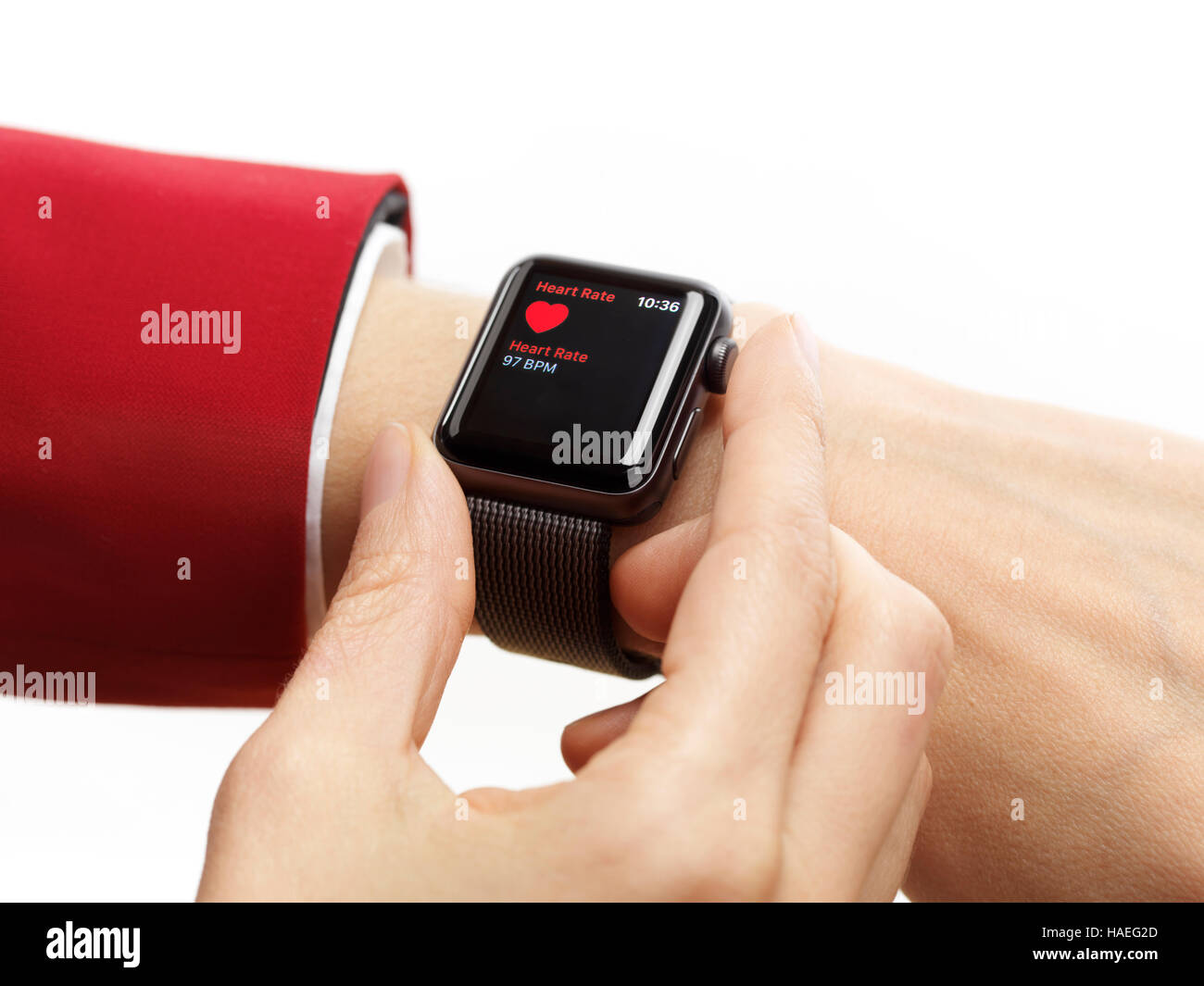 Frau Hand mit Apple Watch Smartwatch an ihrem Handgelenk Messung ihrer Herzfrequenz isoliert auf weißem Hintergrund Stockfoto