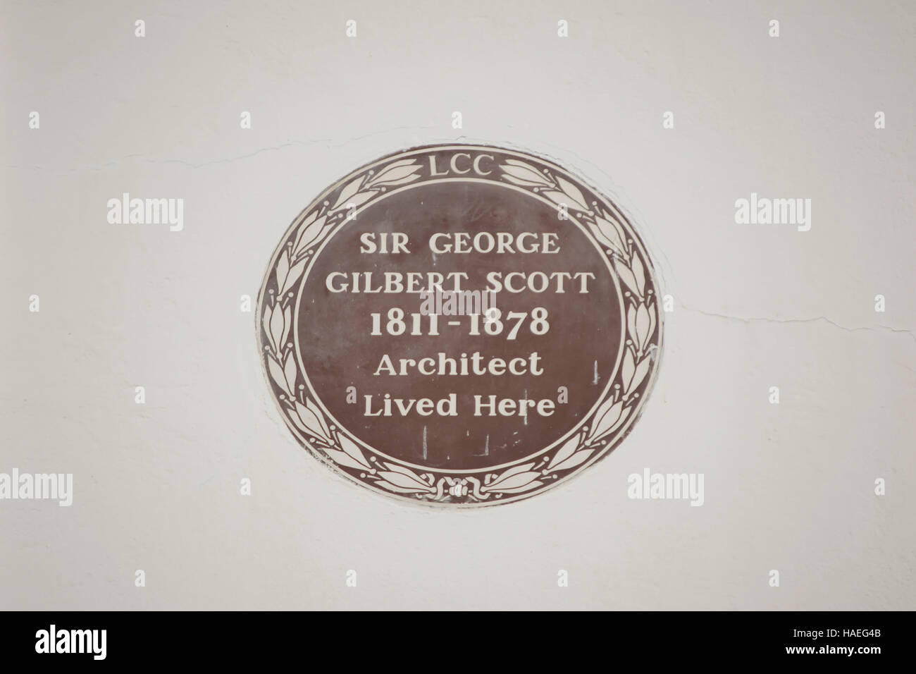 London Grafschaftsrat Plakette markiert ein Haus des Architekten Sir George Gilbert Scott, Hampstead, London, England Stockfoto London Grafschaftsrat Plakette markiert ein Haus des Architekten Sir George Gilbert Scott, Hampstead, London, England Stockfoto