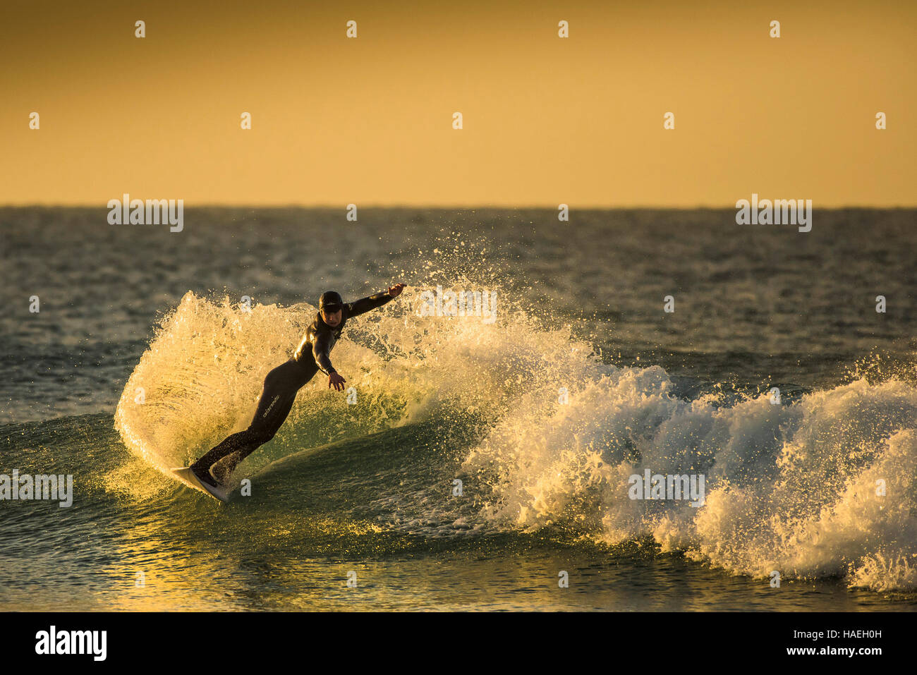 Surfen bei Sonnenuntergang am Fistral in Newquay, Cornwall. Stockfoto