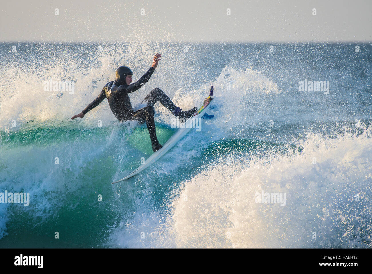 Ein Surfer in spektakulären Aktion am Fistral in Newquay, Cornwall, England. VEREINIGTES KÖNIGREICH. Stockfoto
