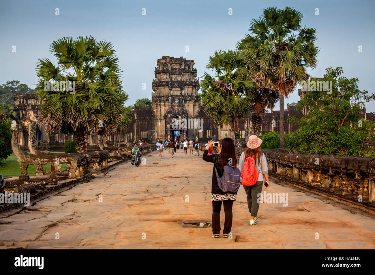 Touristen betreten die Tempelanlage Angkor Wat, erleben Sie den Sonnenaufgang in Siem Reap, Kambodscha. Stockfoto