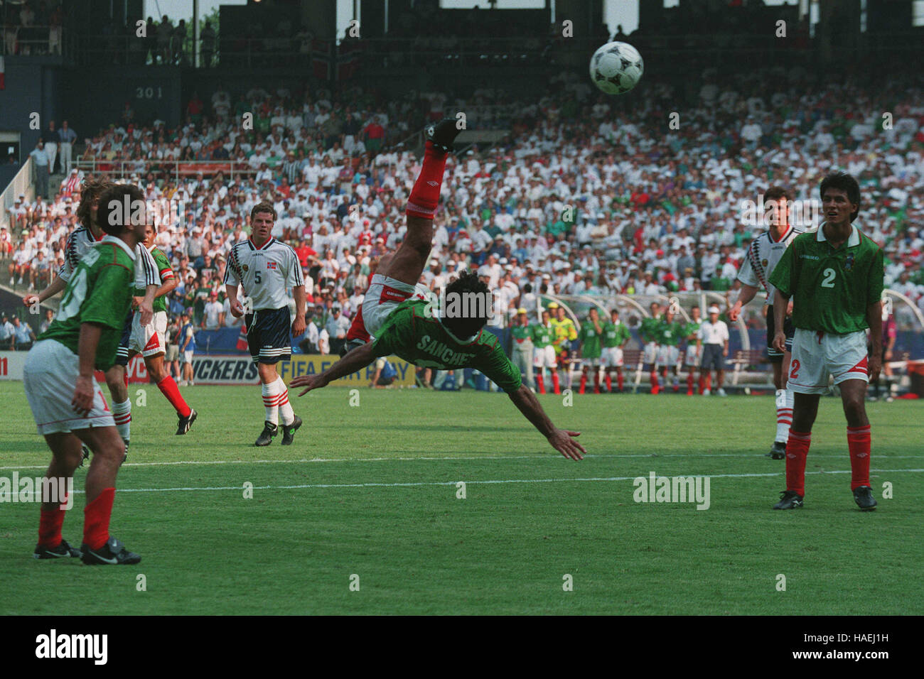 HUGO SANCHEZ FALLRÜCKZIEHER MEXIO V Norwegen 7. Juli 1994 Stockfoto