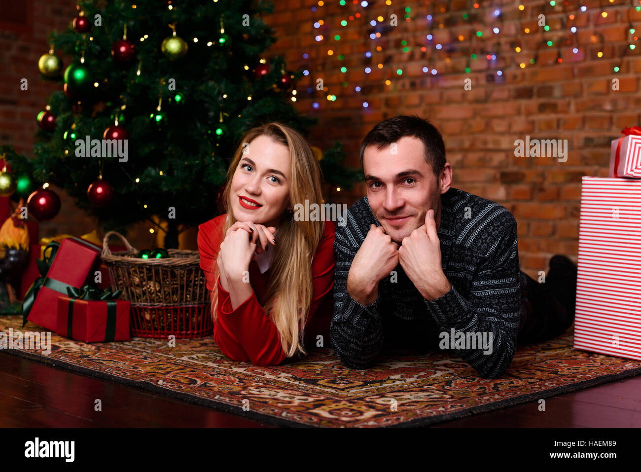 paar, Mann und Frau umarmt, liegen in der Nähe von the Christmas tree Stockfoto