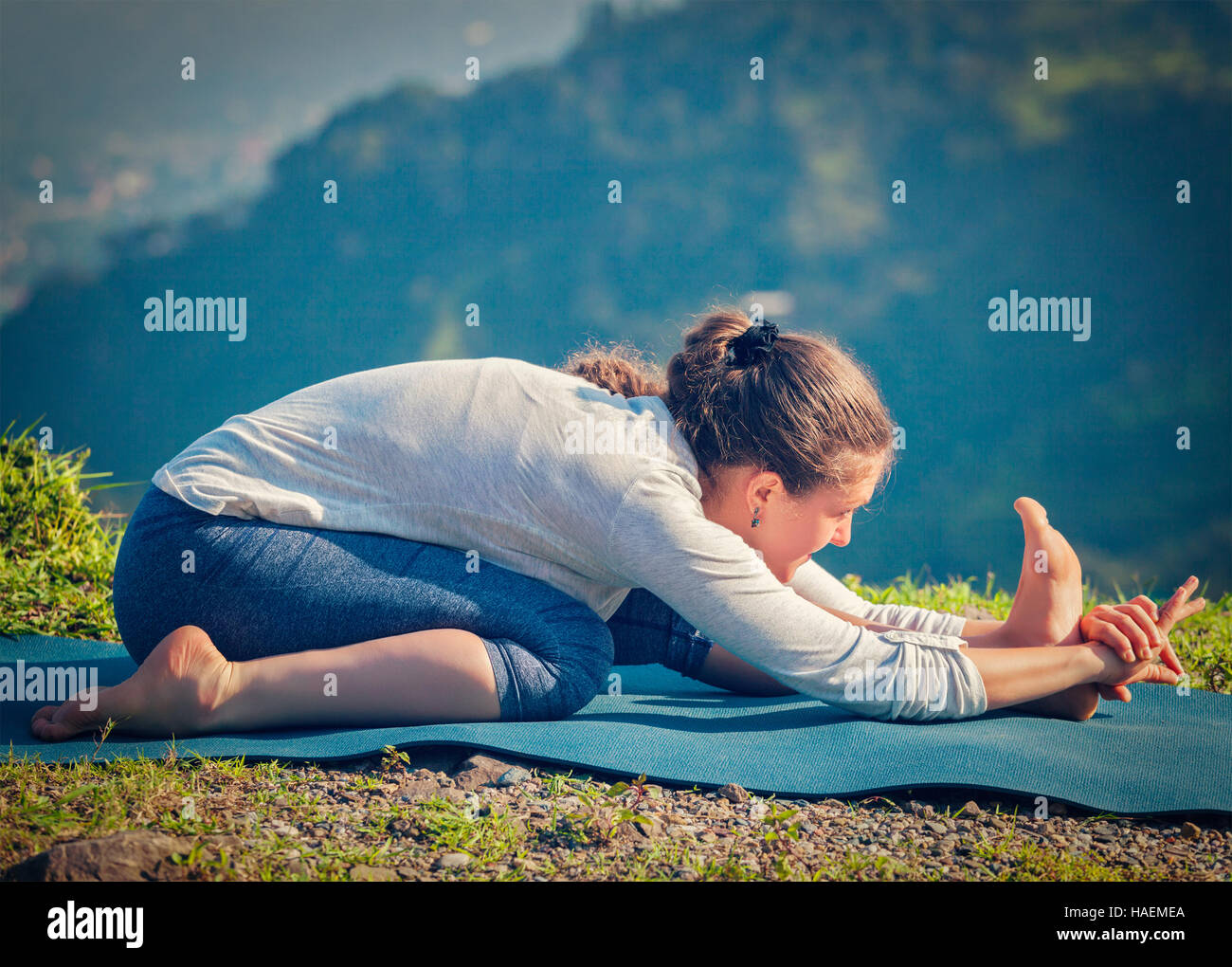 Frau Tiryam-Mukha Eka Pada Paschimottanasana Asana stretchin Stockfoto