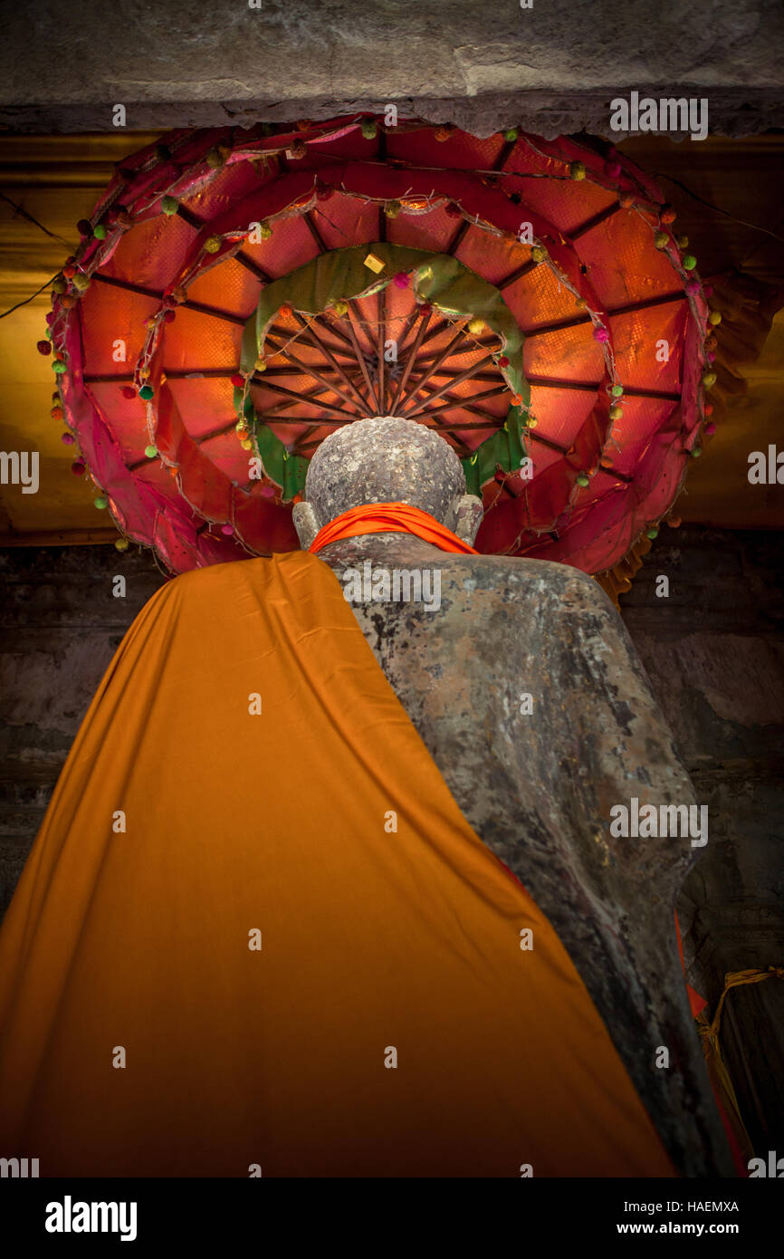 Ungewöhnliche Rückansicht einer riesigen Statue von Lord Buddha in Angkor Wat, Siem Reap, Kambodscha. Stockfoto