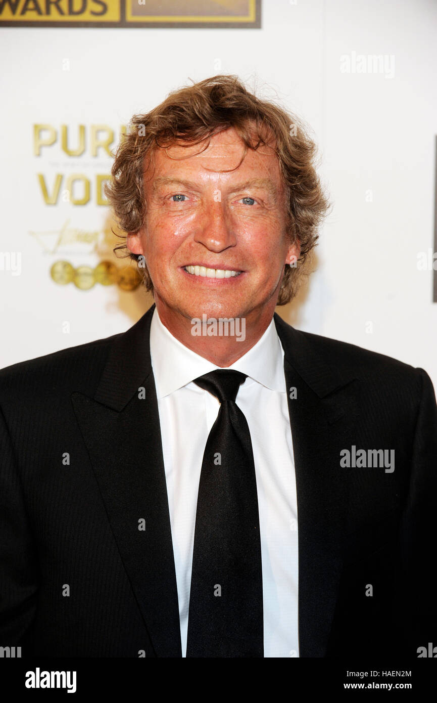 Nigel Lythgoe kommt bei der Sendung TV-Journalisten des Vereins dritte jährliche Critics' Choice Television Awards im Beverly Hilton Hotel im 10. Juni 2013 in Los Angeles, Kalifornien. Stockfoto