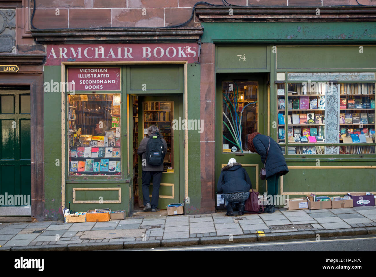 Außenansicht von Sessel Books, einem beliebten Antiquariat- und Second-Hand-Buchladen in West Port, Edinburgh, Schottland, Großbritannien. Stockfoto