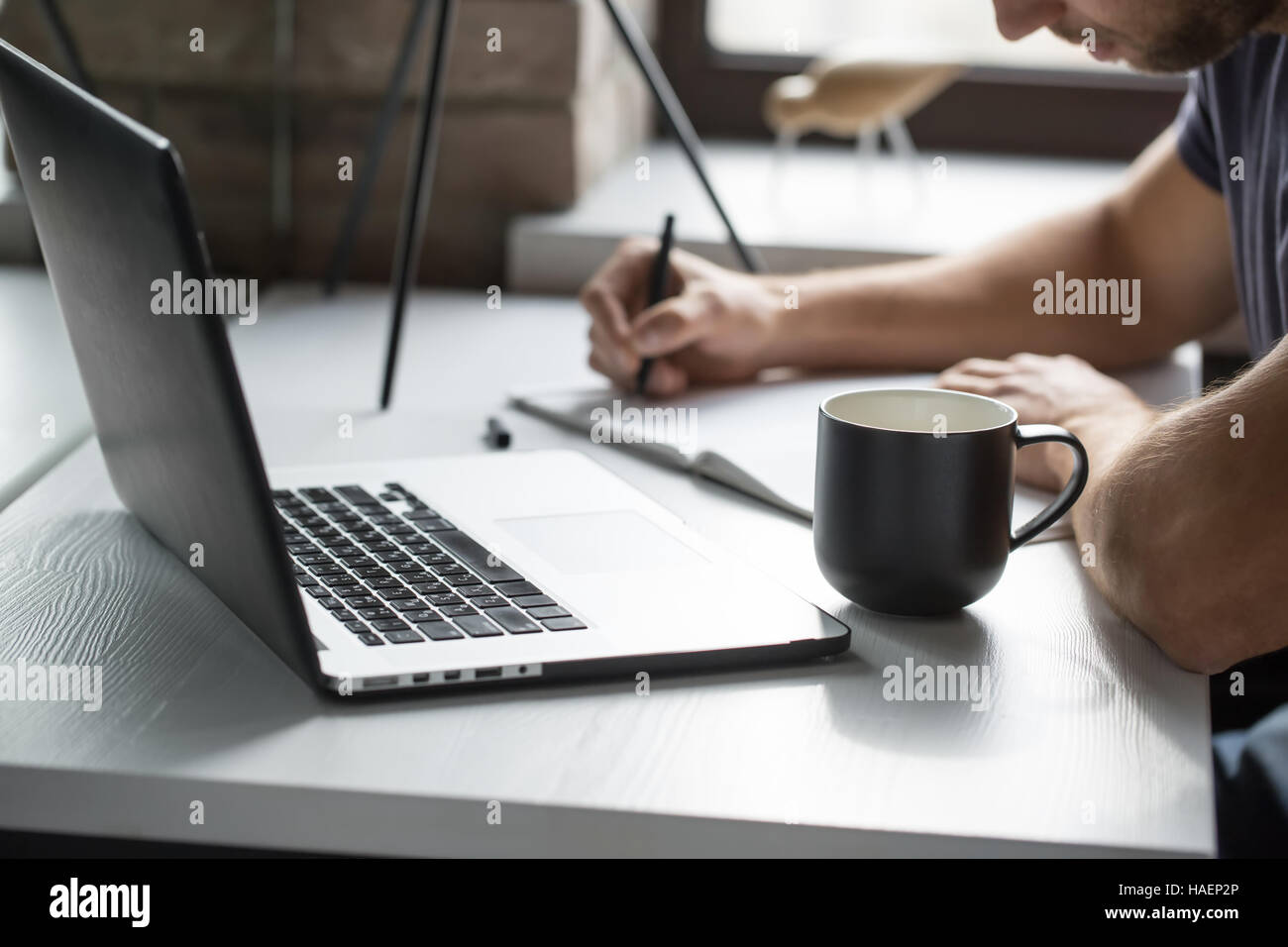 Guy ist Laptop verwenden. Stockfoto