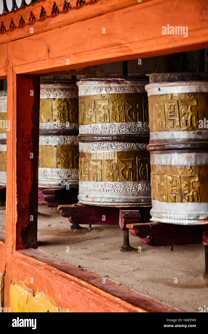 Buddhistische Gebetsmühlen in Hemis Kloster. Ladakh, Indien Stockfoto