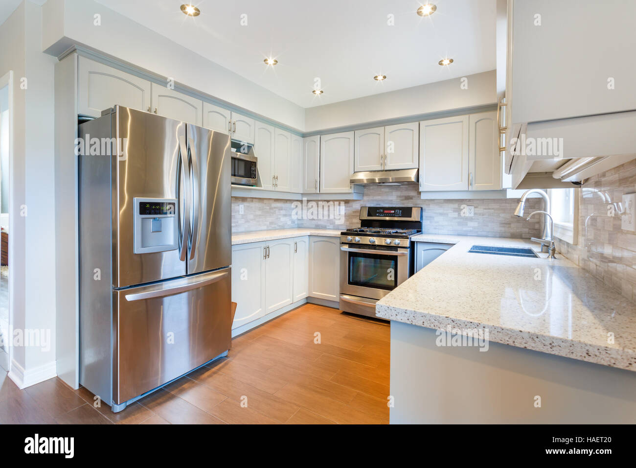 Küche Interieur im neuen Luxus-Haus Stockfoto