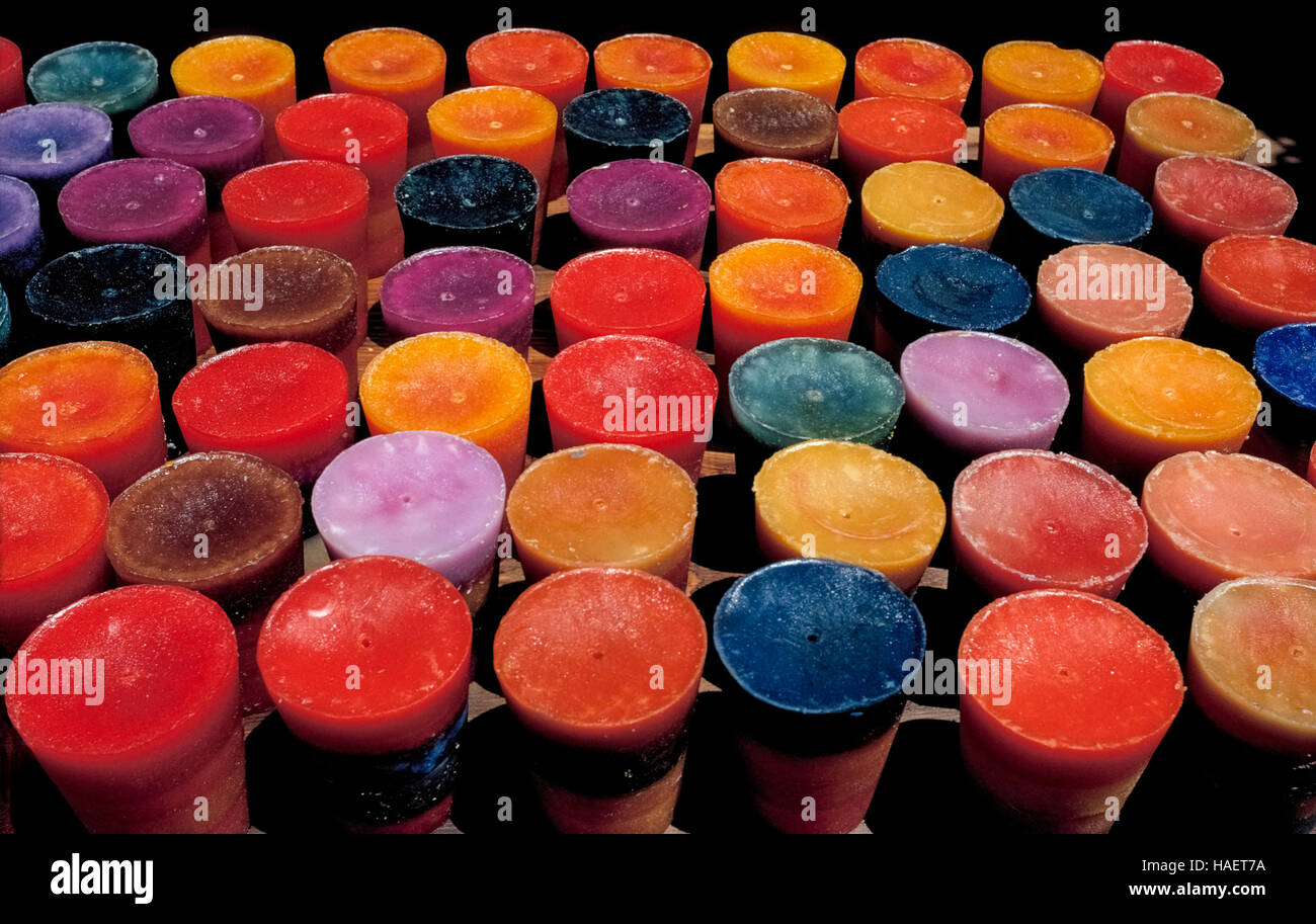 Große handgefertigte Kerzen in vielen Farben warten auf ihre Dochte eingefügt werden soll, vor dem Verkauf an einer Kunst und Handwerk Messe in Süd-Kalifornien, USA. Stockfoto