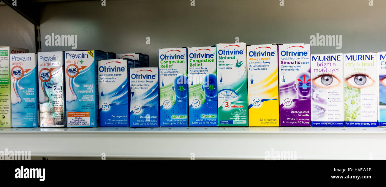 Auswahl des Nasensprays, Auge Tropfen, Prevalin, Otrivine, Murine Apotheke Regal der Marke Stockfoto