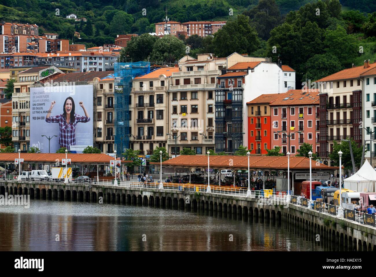 Häuser in der Nähe der Mündung des Nervion in Bilbao, Vizcaya, Baskenland, Spanien. Eine der Stationen der Transcantabrico Gran Lujo Luxus zu trainieren. Stockfoto