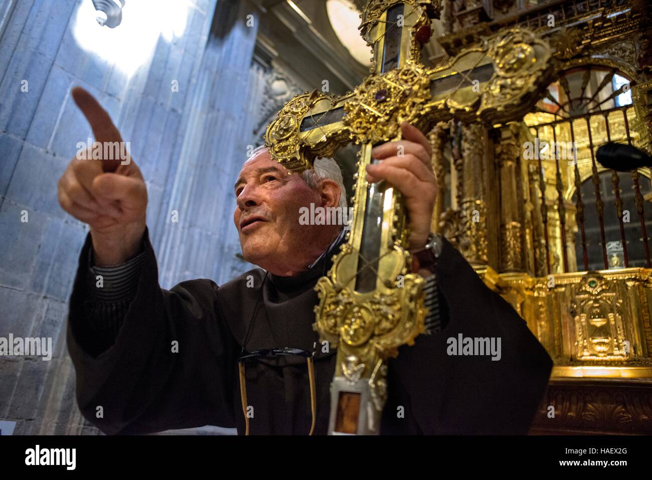 Ein Mönch im Kloster Santo Toribio in Nordspanien holt die heilige Reliquie soll Teil des Kreuzes, an dem Jesus gestorben, Sant Toribio von Lieb Stockfoto