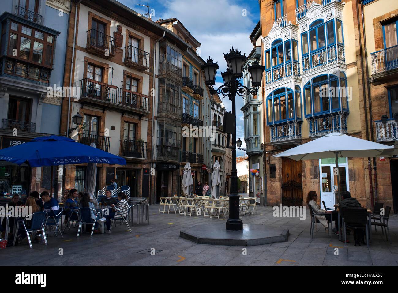 Menschen sitzen auf der Terrasse in die Mitte der Stadt Oviedo, Asturien, Spanien. Eine der Stationen der Transcantabrico Gran Lujo Luxus zu trainieren. Stockfoto